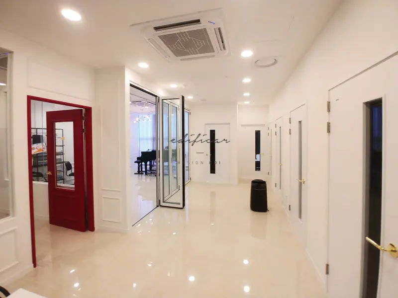 버건디 포인트가 돋보이는 고급 피아노 학원 인테리어